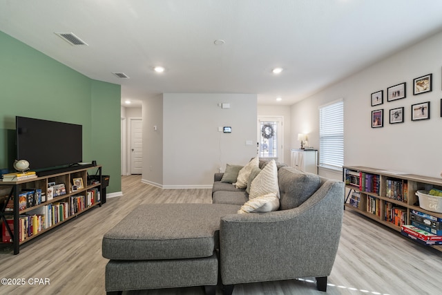 living area with light wood finished floors, baseboards, visible vents, and recessed lighting