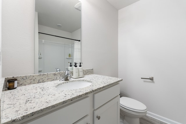 full bath featuring baseboards, a shower with shower curtain, toilet, wood finished floors, and vanity