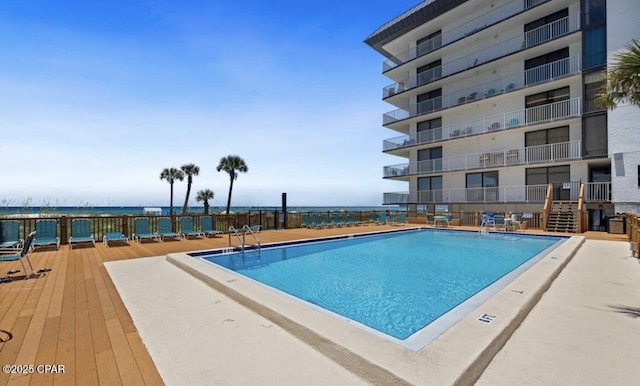 view of swimming pool