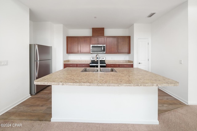 kitchen featuring stainless steel appliances, light countertops, visible vents, a sink, and baseboards