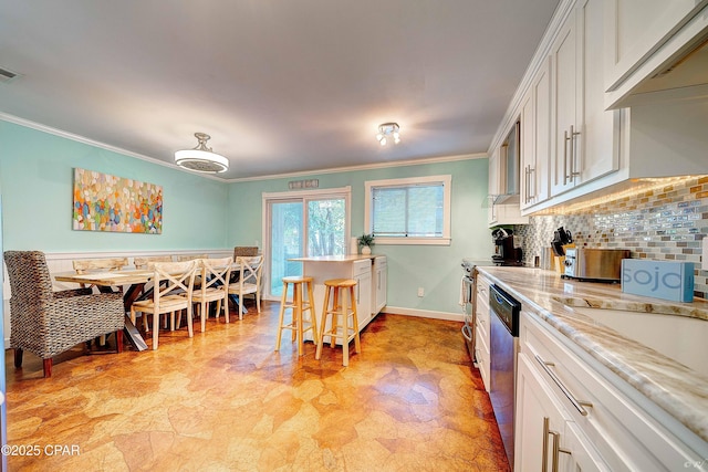 kitchen featuring a breakfast bar area, baseboards, ornamental molding, dishwasher, and tasteful backsplash