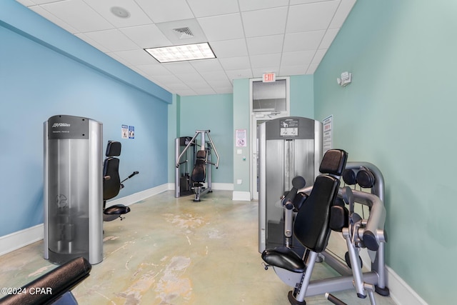 workout room featuring a drop ceiling, visible vents, and baseboards