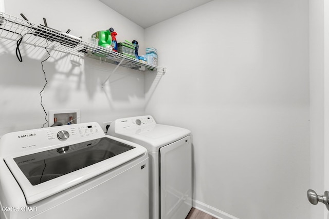 laundry room featuring laundry area, baseboards, and independent washer and dryer