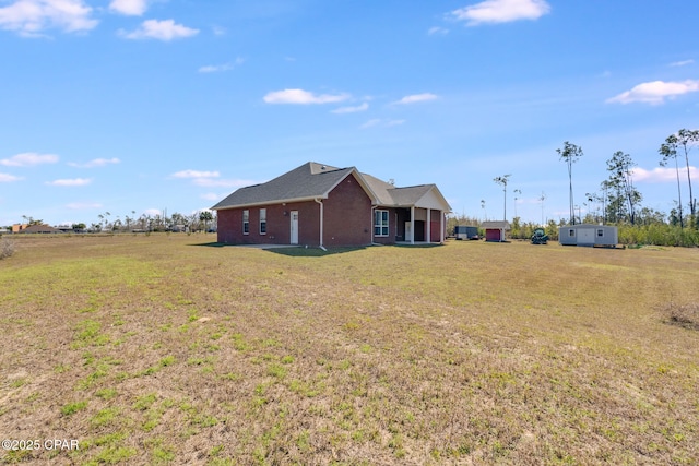 view of yard featuring an outbuilding