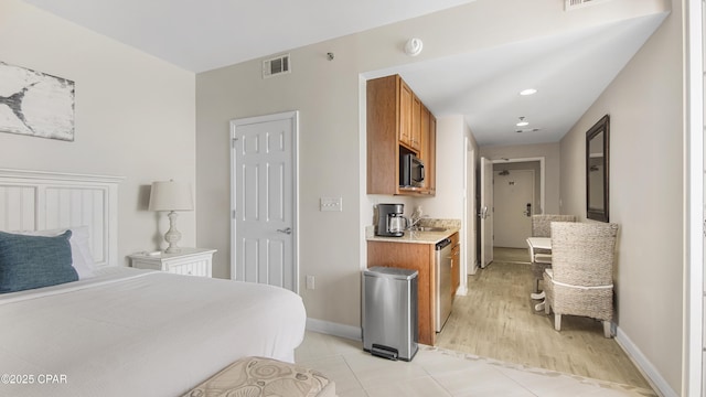 bedroom with recessed lighting, a sink, visible vents, and baseboards