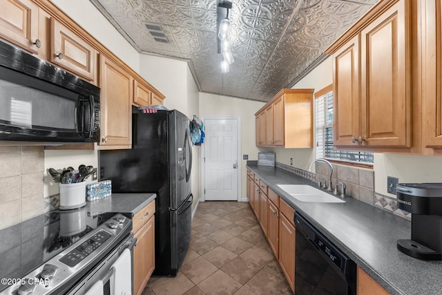 kitchen featuring visible vents, an ornate ceiling, a sink, black appliances, and backsplash