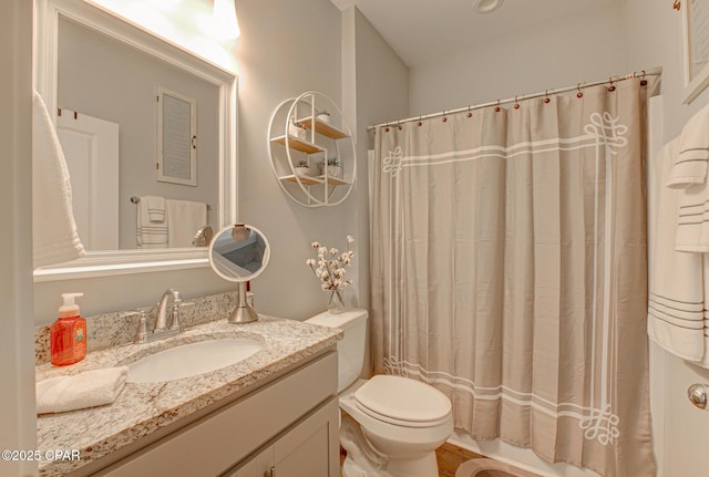 full bath with a shower with shower curtain, vanity, and toilet