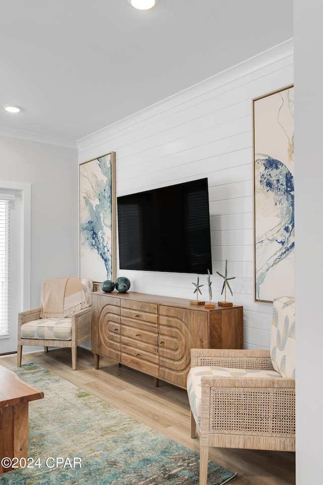 living area featuring ornamental molding, wood finished floors, and recessed lighting