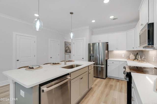 kitchen featuring visible vents, decorative backsplash, ornamental molding, stainless steel appliances, and a sink