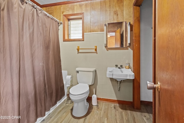 bathroom featuring a sink, a shower with shower curtain, wood finished floors, and toilet