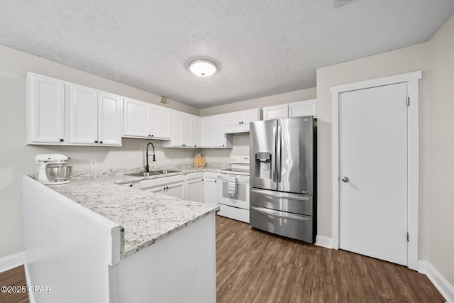 kitchen featuring white electric stove, dark wood finished floors, stainless steel fridge with ice dispenser, a peninsula, and a sink