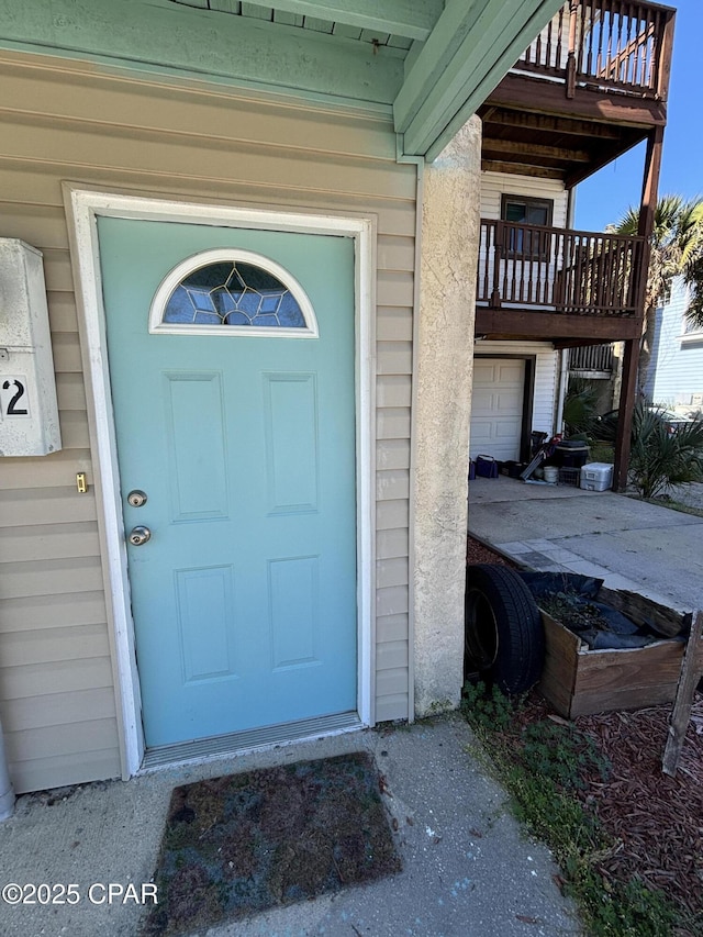 property entrance featuring a balcony