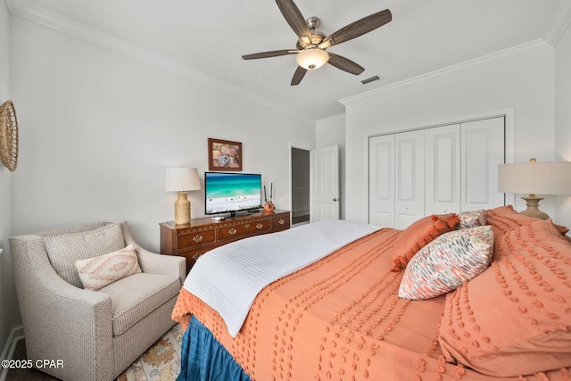 bedroom with a ceiling fan, crown molding, visible vents, and a closet