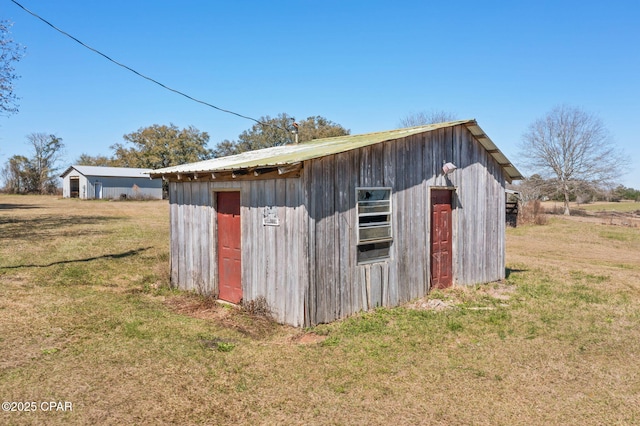 view of outdoor structure featuring an outbuilding