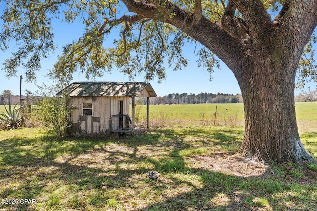 view of yard featuring an outbuilding and a storage shed