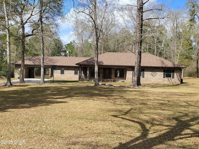 view of front of house with a front lawn