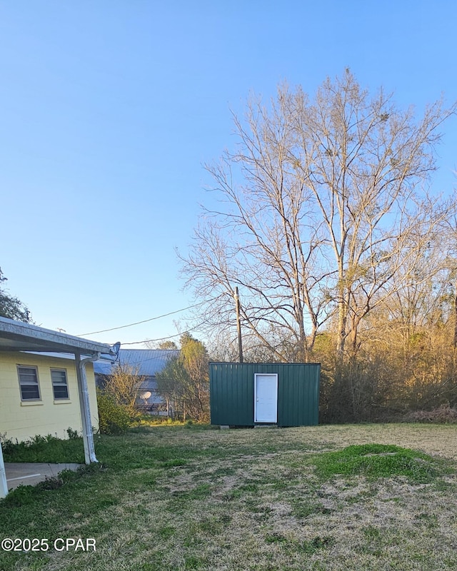 view of yard with an outbuilding and a shed