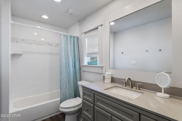 full bath featuring visible vents, shower / bath combo with shower curtain, toilet, recessed lighting, and vanity