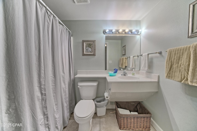 full bathroom featuring visible vents, toilet, a sink, tile patterned flooring, and baseboards