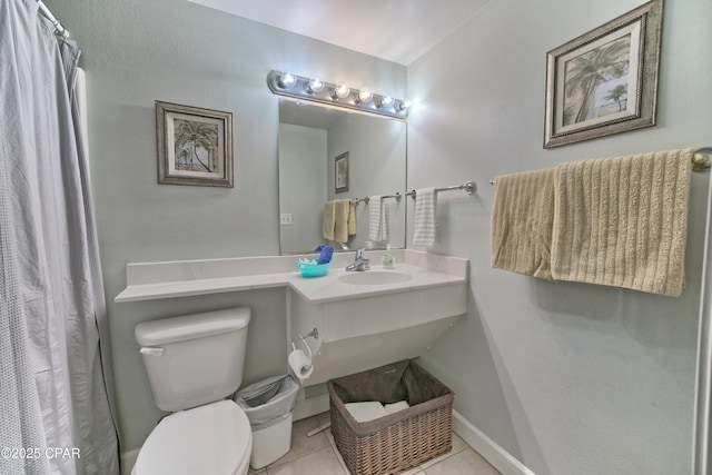 full bath with tile patterned flooring, curtained shower, baseboards, toilet, and vanity