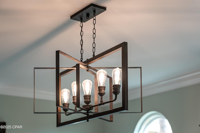 room details featuring an inviting chandelier
