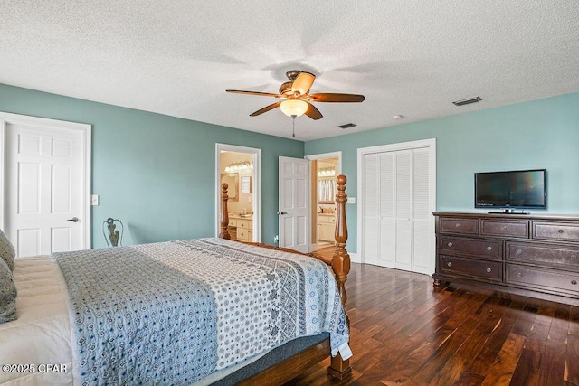 bedroom featuring ceiling fan, a closet, visible vents, and dark wood-style flooring