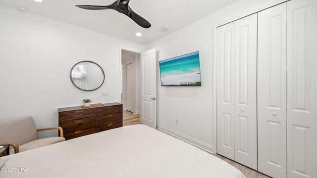 bedroom featuring light wood-style flooring, a closet, visible vents, and recessed lighting