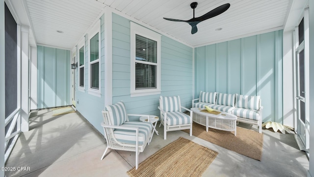 sunroom with ceiling fan