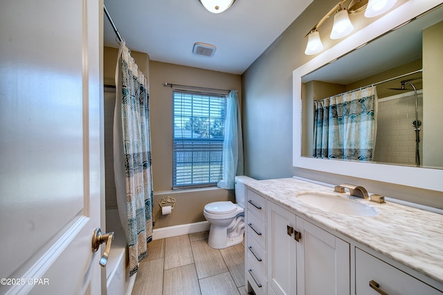 full bathroom with visible vents, baseboards, toilet, curtained shower, and vanity