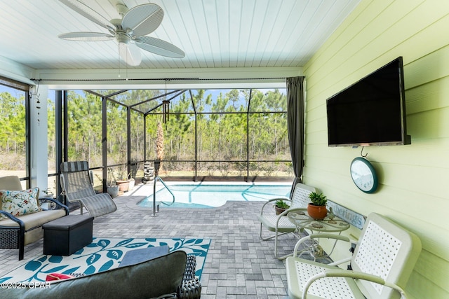 sunroom / solarium featuring ceiling fan