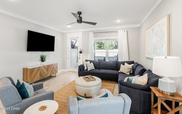 living room with light wood finished floors, baseboards, a ceiling fan, ornamental molding, and recessed lighting