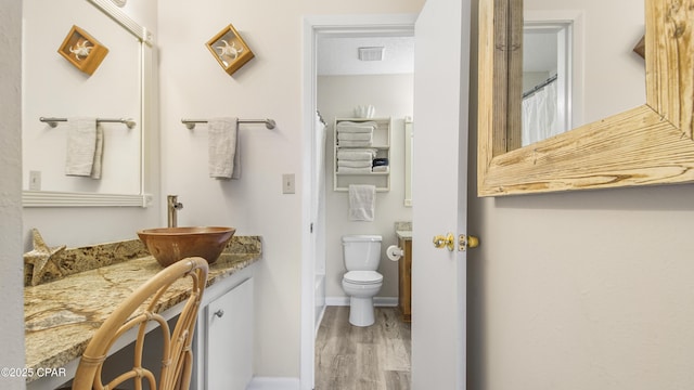 full bath with vanity, a shower with curtain, wood finished floors, visible vents, and toilet