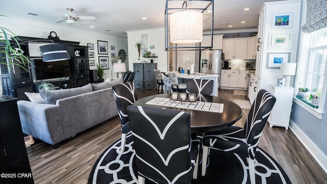 dining area featuring visible vents, ornamental molding, dark wood-style floors, recessed lighting, and baseboards