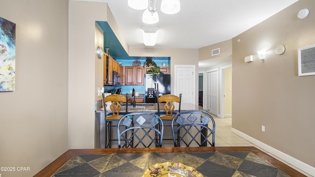 dining area featuring visible vents and baseboards