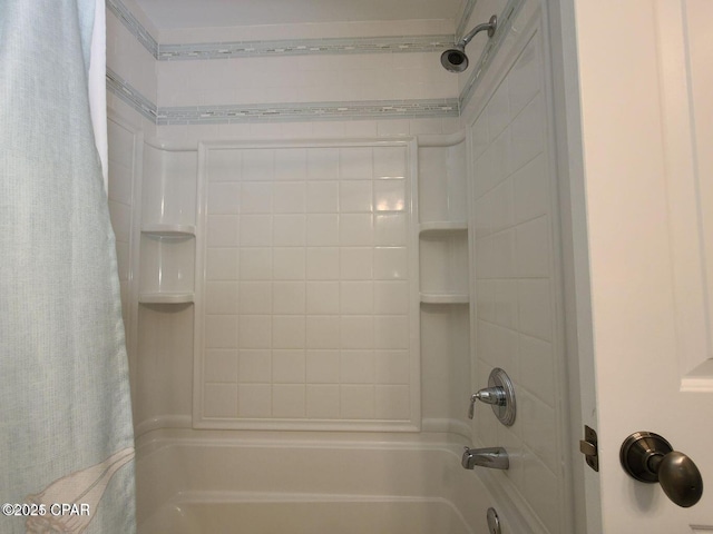 full bath with shower / tub combo with curtain