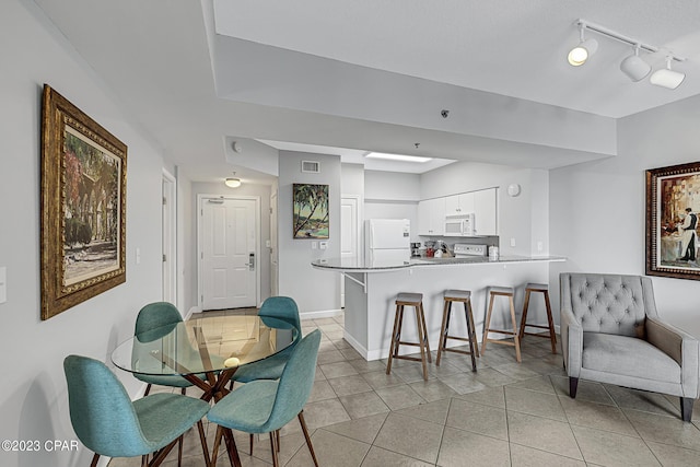 dining room with visible vents, baseboards, and light tile patterned flooring