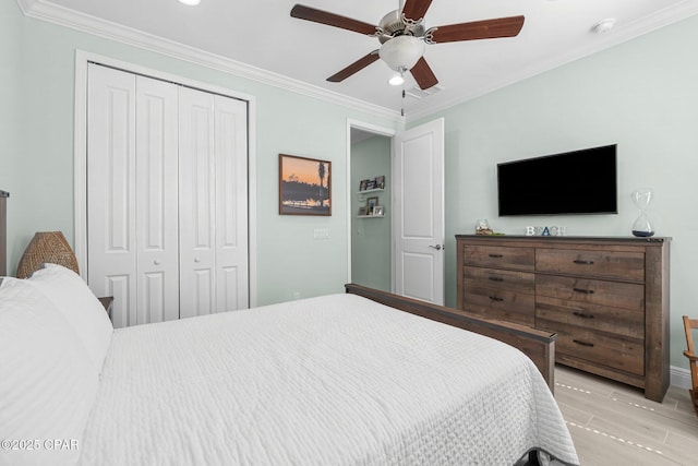 bedroom featuring crown molding, a closet, and ceiling fan