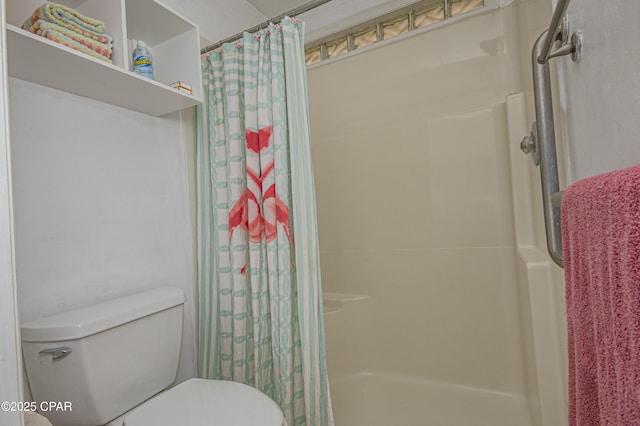 full bathroom featuring a shower with shower curtain and toilet