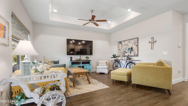 living room with baseboards, recessed lighting, wood finished floors, ceiling fan, and crown molding