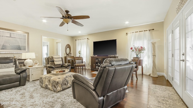 living area with visible vents, wood finished floors, recessed lighting, baseboards, and ceiling fan