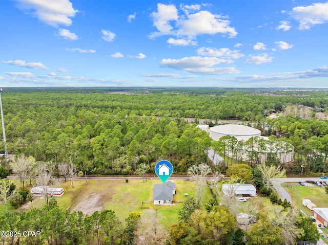 birds eye view of property featuring a forest view