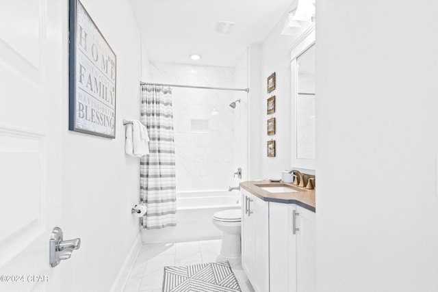 bathroom with vanity, baseboards, visible vents, toilet, and shower / tub combo with curtain