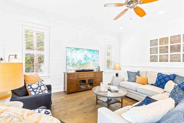 living area featuring recessed lighting, light wood-style flooring, crown molding, and a ceiling fan