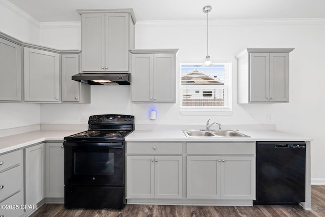 kitchen featuring crown molding, under cabinet range hood, dark wood-style floors, black appliances, and a sink