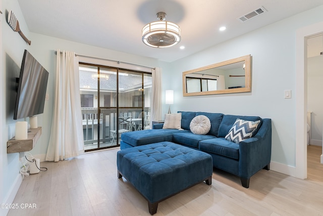 living room featuring wood finished floors, visible vents, recessed lighting, and baseboards