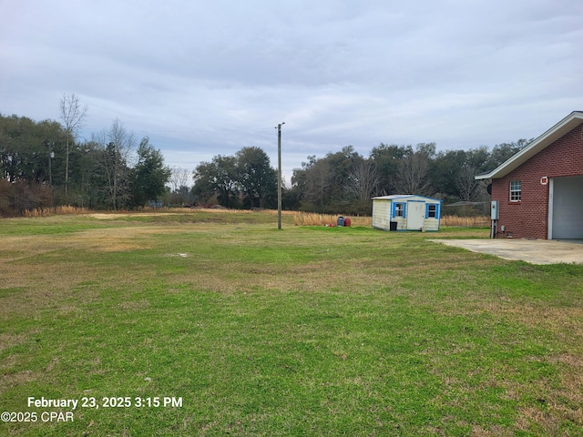 view of yard featuring an outdoor structure and a shed