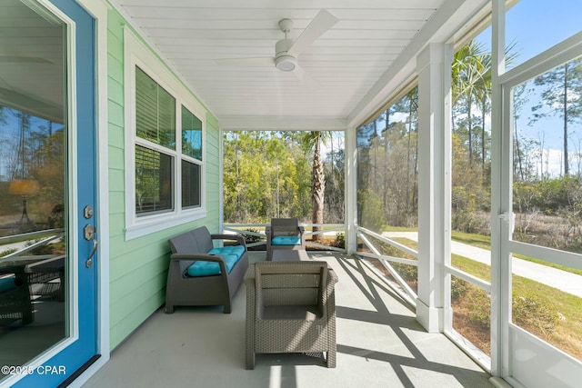 sunroom / solarium featuring a ceiling fan