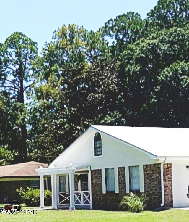 view of front facade with stucco siding and a front yard