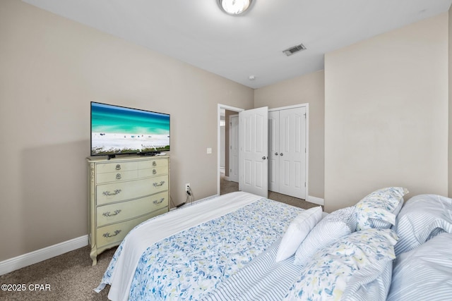 bedroom featuring visible vents, baseboards, carpet, and a closet