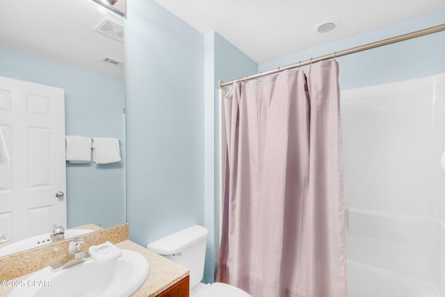 full bath with vanity, toilet, a shower with curtain, and visible vents